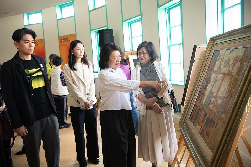 打開藝術之門 黃敏惠市長感謝捐贈者無私捐贈典藏。