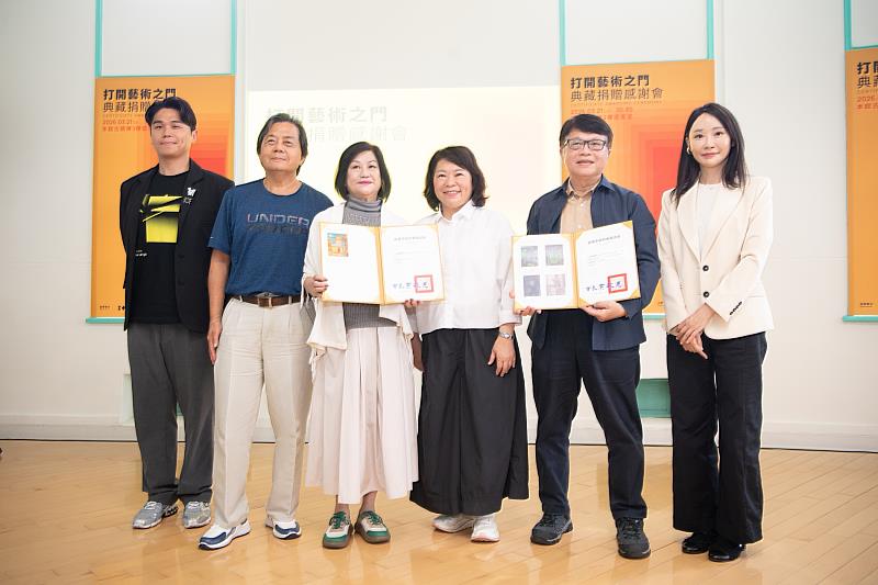 黃敏惠市長頒發典藏證書與感謝狀，感謝藝術家與捐贈者對地方文化的支持與貢獻。