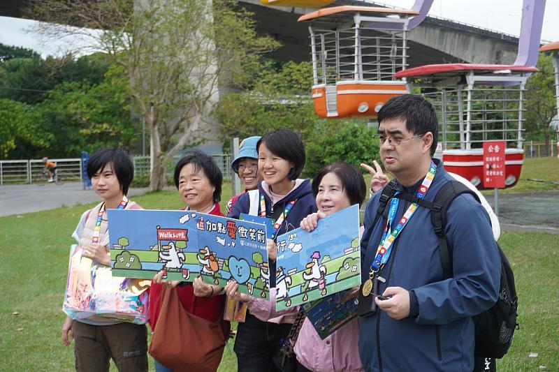 民眾參與闖關活動於摩天輪下開心合影留念。圖/心路基金會