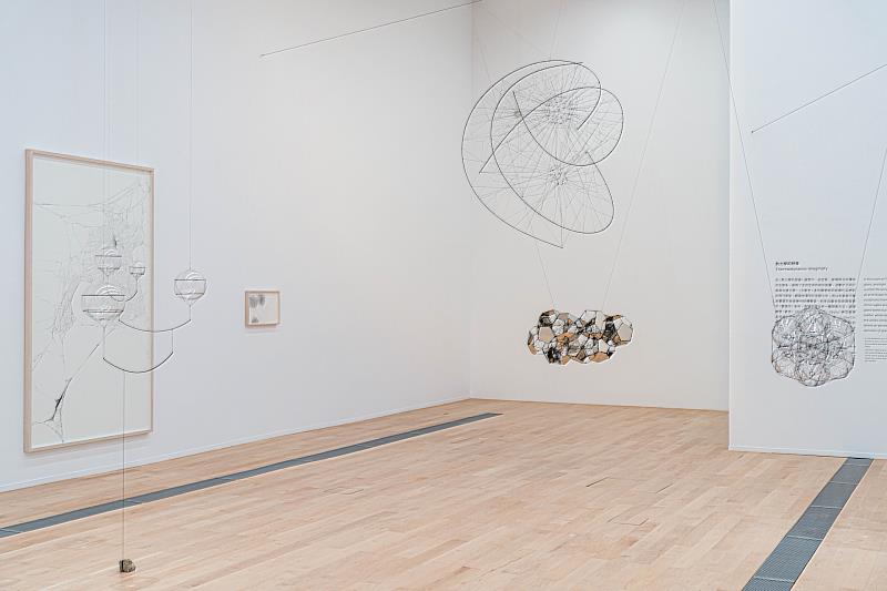 《共織宇宙》為阿根廷國際藝術家托馬斯．薩拉切諾（Tomás Saraceno）在臺首次大型個展，結合藝術、科學與環境永續議題。