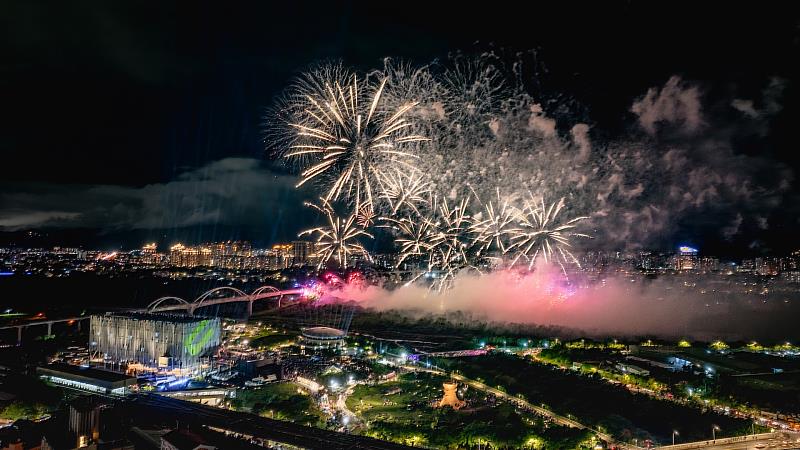 迎接新北市美術館開館周年,4月25日、26日於美術館戶外園區舉辦開館周年活動,包含演唱會、市集、煙火及無人機展演。