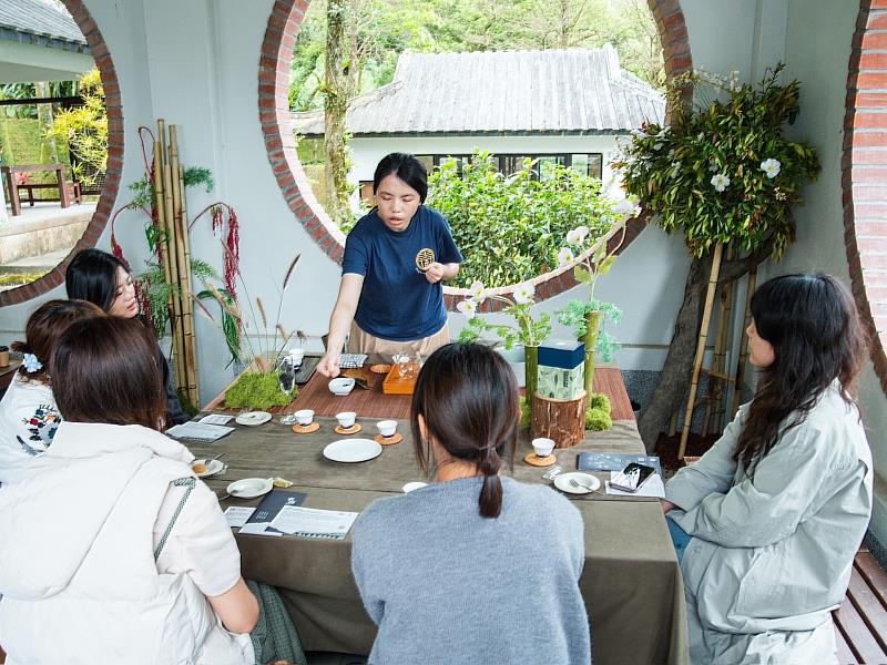 現場更直接復刻坪林人的日常茶桌，讓在地專業的茶青茶農輪番上陣親自帶你體驗如何泡茶、品茶。
