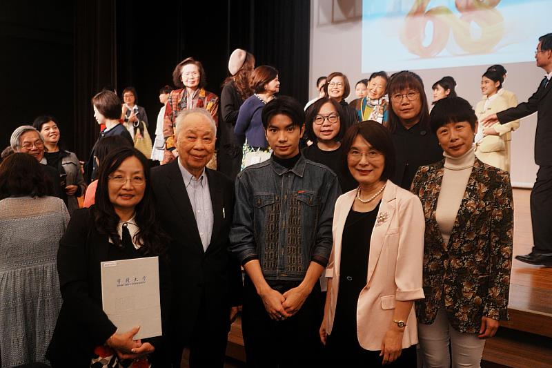 謝孟雄董事長與嘉賓合影。(左1為家齊高中陳韻如校長)
