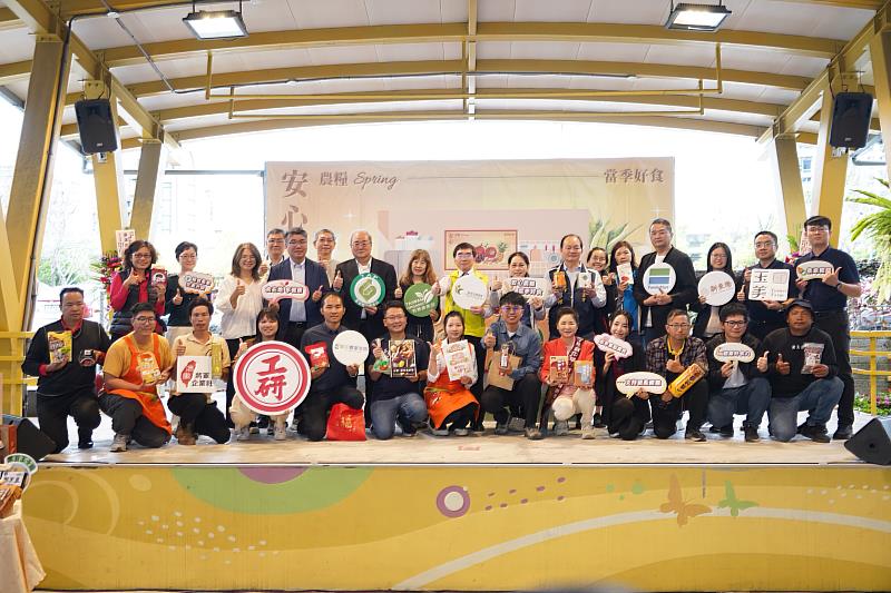 與會貴賓及參展業者合影。