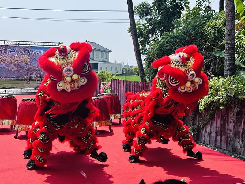 祥獅獻瑞。