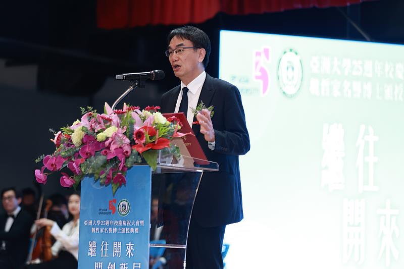 數位發展部部長林宜敬到場致詞，期盼產官學三方攜手合作，共同培育新世代數位與AI人才