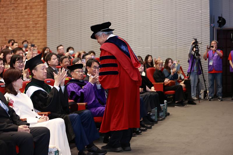 台積電董事長魏哲家步入會場，與亞洲大學創辦人蔡長海及校長蔡進發等貴賓致意。