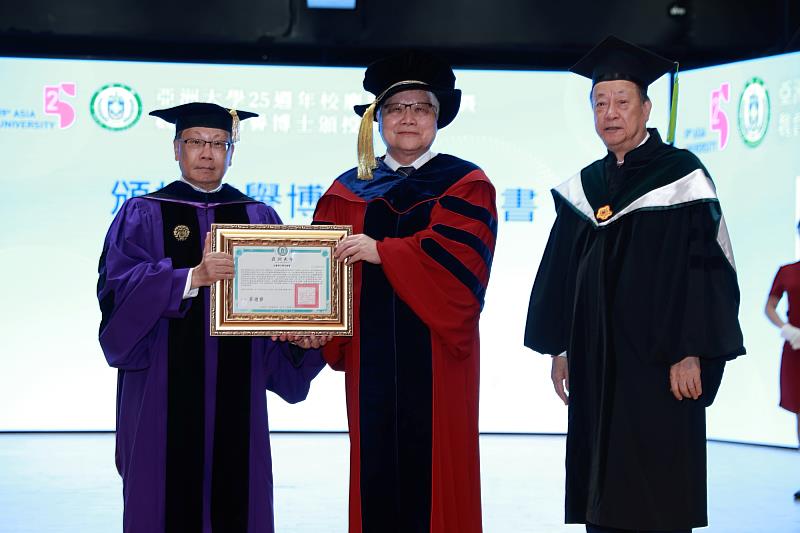 亞大校長蔡進發（左）頒授名譽博士證書予台積電董事長魏哲家（中），創辦人蔡長海（右）見證。