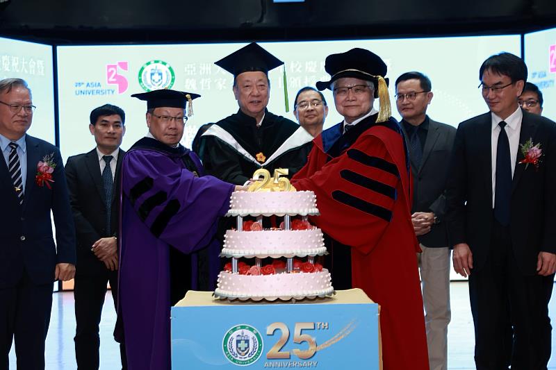 亞大校長蔡進發、創辦人蔡長海與台積電董事長魏哲家共同切下25週年3層校慶大蛋糕。
