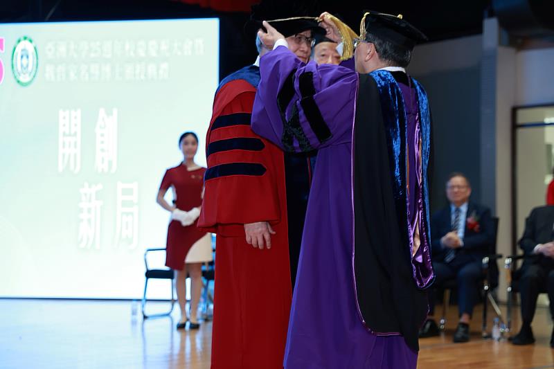 亞洲大學校長蔡進發為台積電董事長魏哲家進行撥穗儀式，象徵最高學術榮耀的加冕。