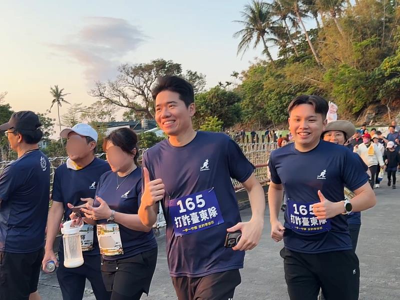 警民開跑 防詐同行！東警熱血參戰晚崙西亞馬拉松齊反詐