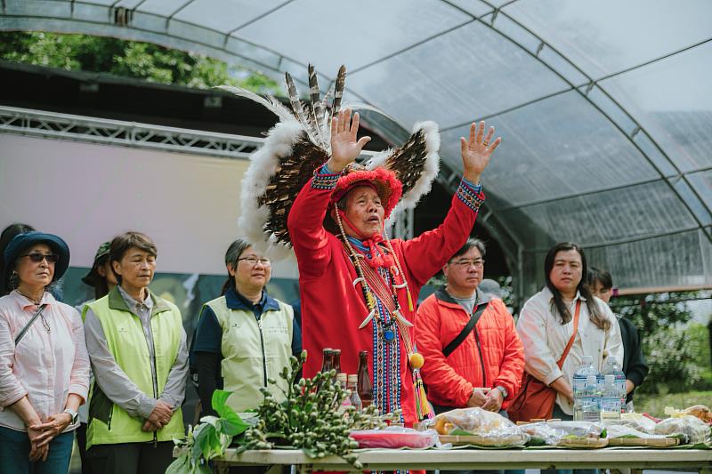 太巴塱部落總頭目楊德成以阿美族傳統儀式為活動祈福,祈願山林平安、生態永續,為賞螢季揭開序幕。