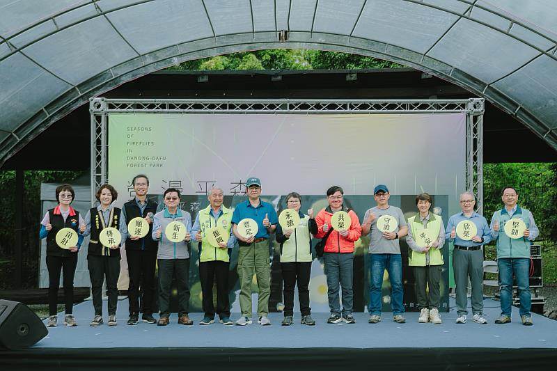 與會貴賓手持「永續、振興、新生、順遂、傳承、欣榮、堅韌、茁壯」等祝福字卡，象徵共同為大農大富與光復地區祈願未來發展。