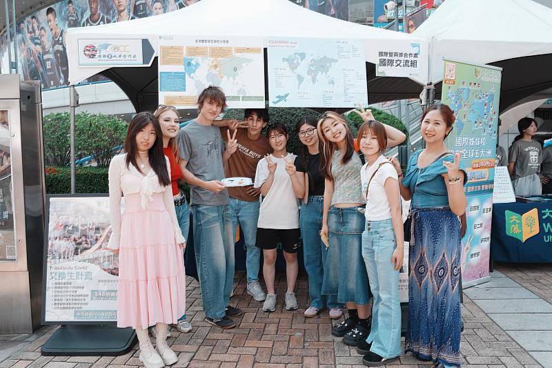 文藻國際暨兩岸合作處設計與境外生互動的趣味挑戰活動，民眾不僅能體驗多元文化，還有機會獲得冰淇淋等小禮物，現場笑聲不斷、氣氛熱絡。