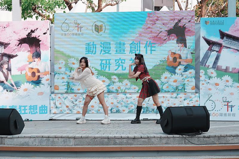 文藻社團展演活力四射,動漫畫創作研究社帶來精彩演出,炒熱現場氣氛。