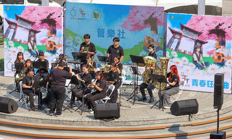 文藻社團展演，管樂社以氣勢磅礡的《Alvamar Overture》揭開序幕。