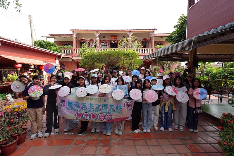 美濃客家文化村紙傘手做。