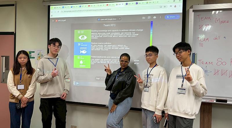 高中職學生分組進行成果分享。