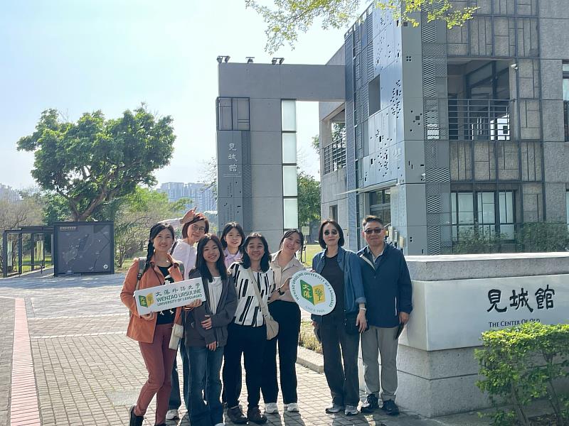 文藻翻譯系學生於文化參訪活動中進行中英逐步口譯與導覽，協助國際學者了解高雄左營舊城歷史。