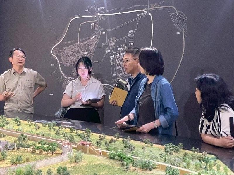 文藻翻譯系學生於文化參訪活動中進行中英逐步口譯與導覽，協助國際學者了解高雄左營舊城歷史。