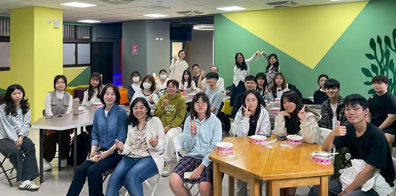 美國克萊姆森大學數學與統計科學學院教授Hyesuk Lee（前左）蒞校進行短期學術訪問，與學生進行交流時，鼓勵文藻學生探索數學與科技領域的跨領域學習機會。