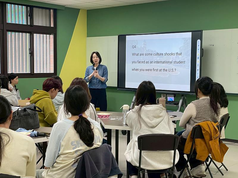 美國克萊姆森大學（Clemson University）數學與統計科學學院Hyesuk Lee教授，於文藻STEAM學生講座，分享跨國求學與研究歷程。