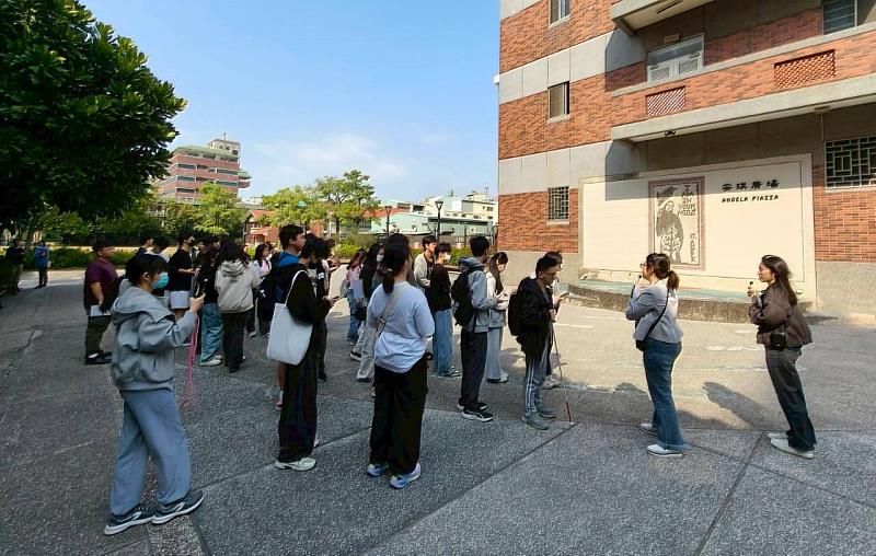 學員學習電玩翻譯。