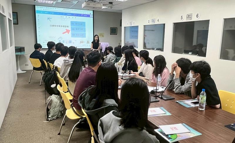 高中職生體驗AI與Trados協作。