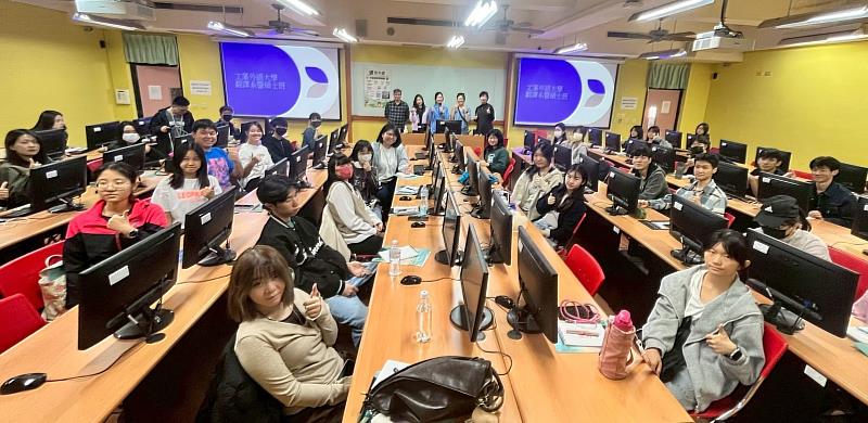 高中職學生參訪文藻校園並學習英文導覽。