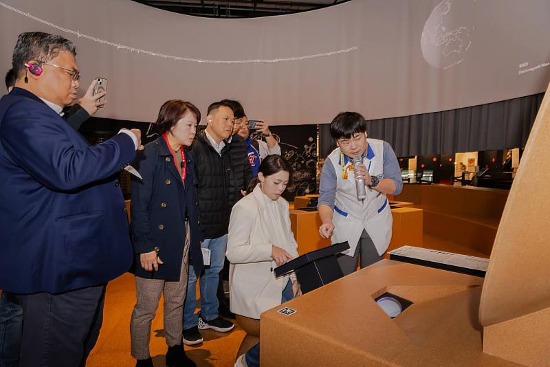 高虹安市長率團參訪日本科學未來館。