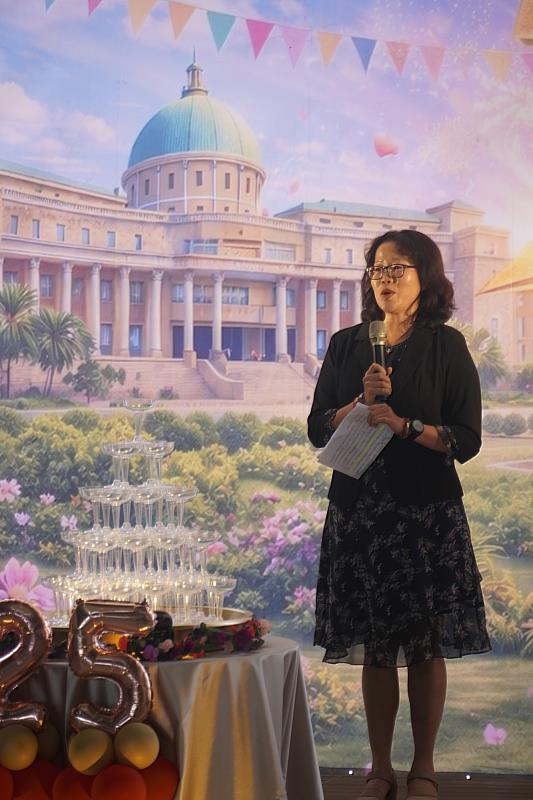 黃淑貞主任感性回顧創校點滴，見證亞大蛻變為花園學府的動人歷程。