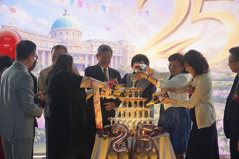 眾貴賓齊心為香檳塔注入祝福，象徵亞大25年豐碩成果與精神傳承。