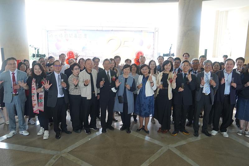 亞大時光憶廊開幕,與會貴賓與師長齊聚大合照,共同見證25週年感動時刻。