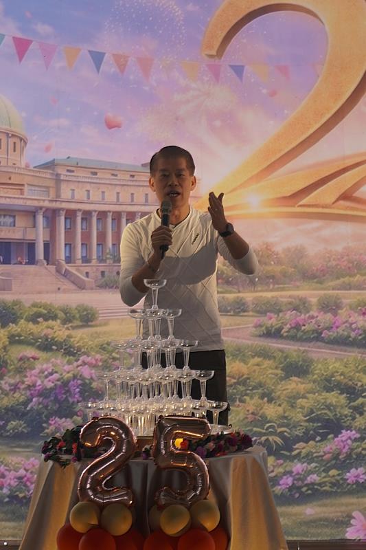 陳偉嵩組長幽默分享籌備秘辛，展現亞大團隊突破萬難的堅韌精神。