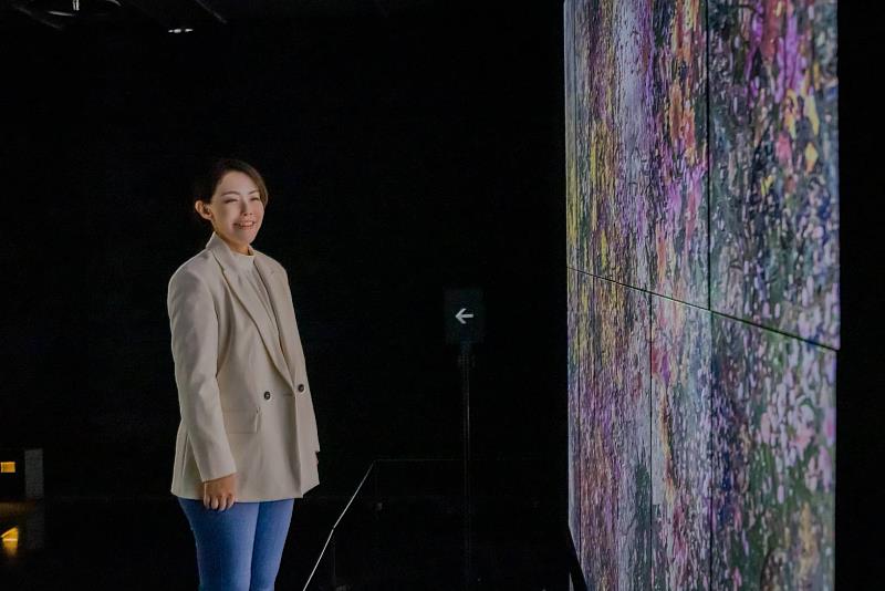 高虹安市長參訪科技藝術大展「teamLab Borderless」。