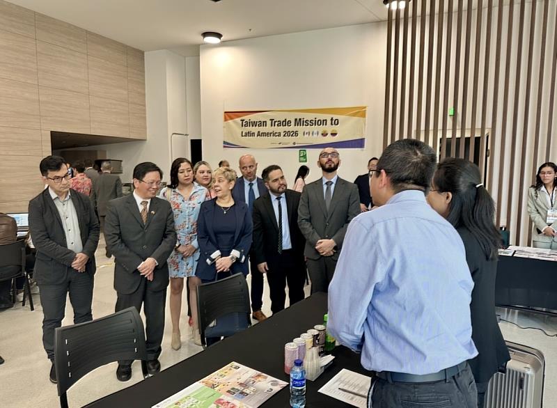 朱代表與各界重要人士一同參觀商洽會，瞭解台灣企業展售產品。