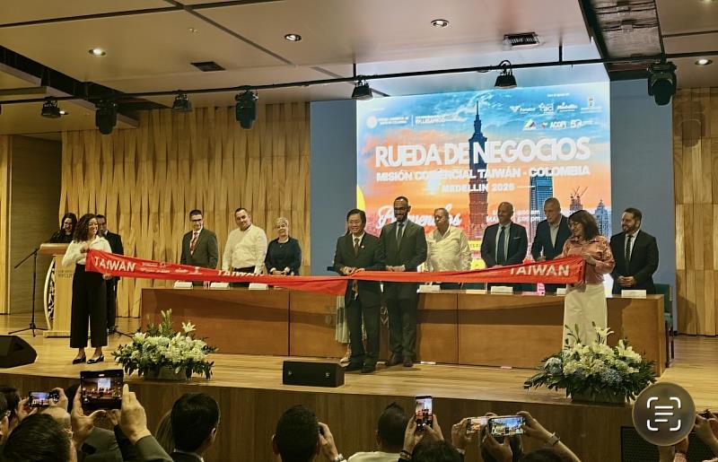 駐哥倫比亞代表處朱代表與天主教Luis Aingó大學校長阿古德（Carlos Mauricio Agudelo Gallego）神父共同剪綵。