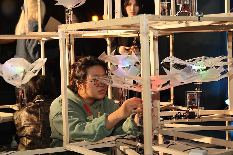 藝設系同學組裝聖誕燈