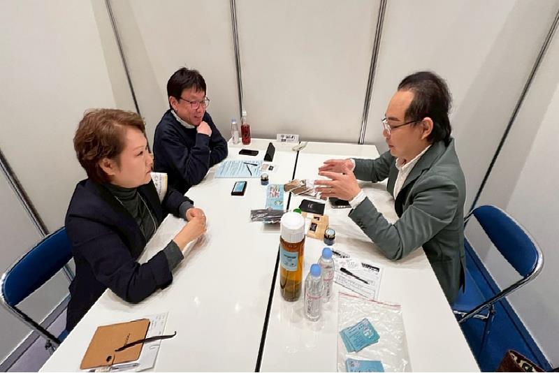 佳明香草園於商談展示天然香草產品，吸引日本甜點公司社長進行深度洽談，並透過現場品嚐體驗。