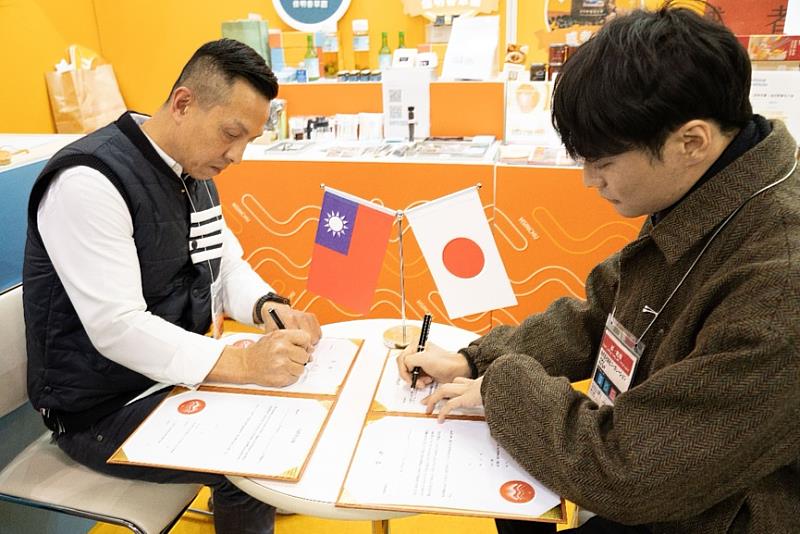 華品貢丸在展會期間與日本合作夥伴簽署合作備忘錄(MOU),共同推動雙方在食品產業的交流與合作。