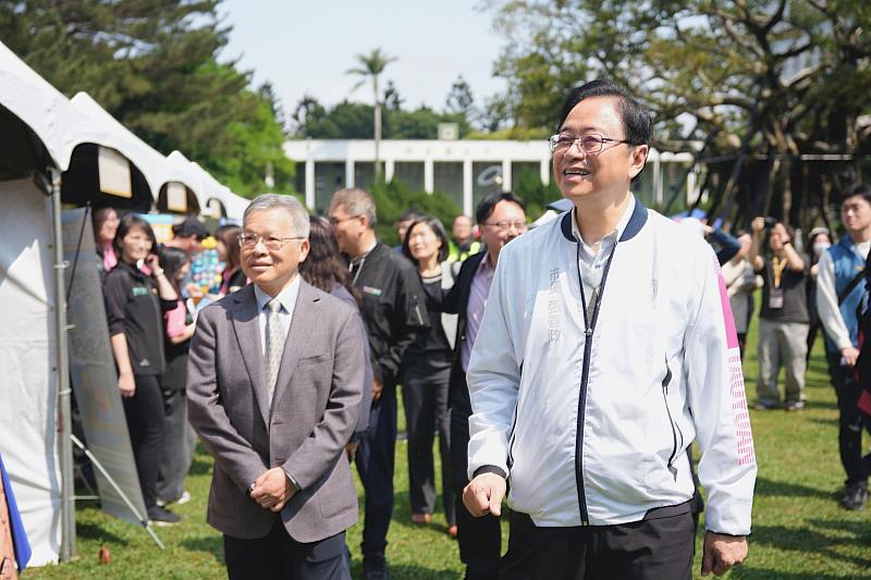 桃園市長張善政在中央大學蕭述三校長的陪同下，參觀2026中央大學企業博覽會展場攤位。