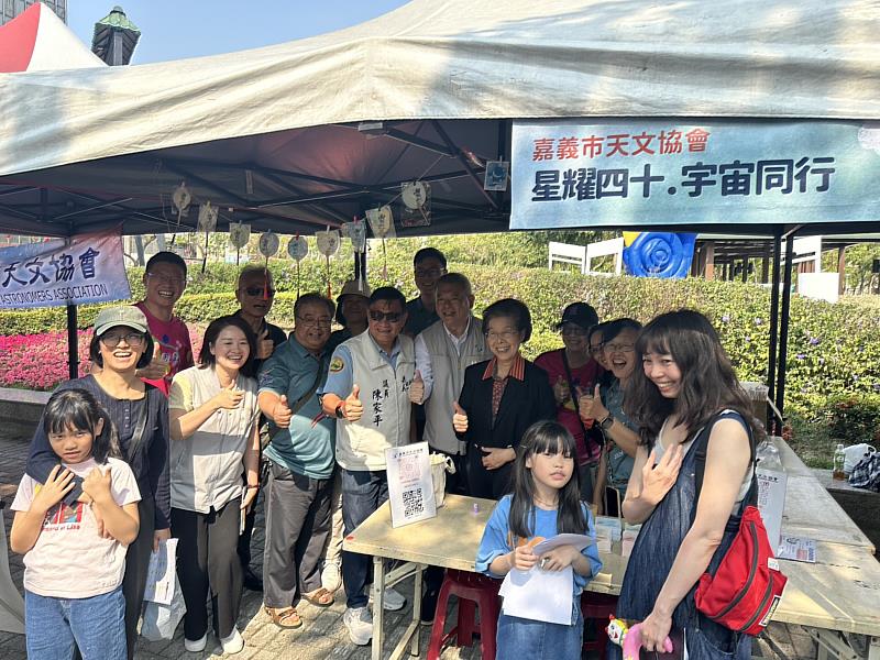 0_參與活動的民眾與副市長林瑞彥開心合照