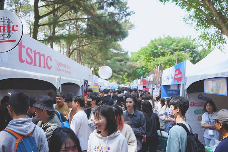 2026中央大學企業博覽會盛大登場,一整天人潮絡繹不絕,熱鬧非凡。