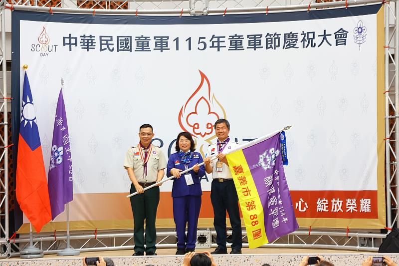 0_黃敏惠市長則親自頒發「全國績優童軍團」獎項，表揚博愛國小、嘉大附小及常民童軍團。