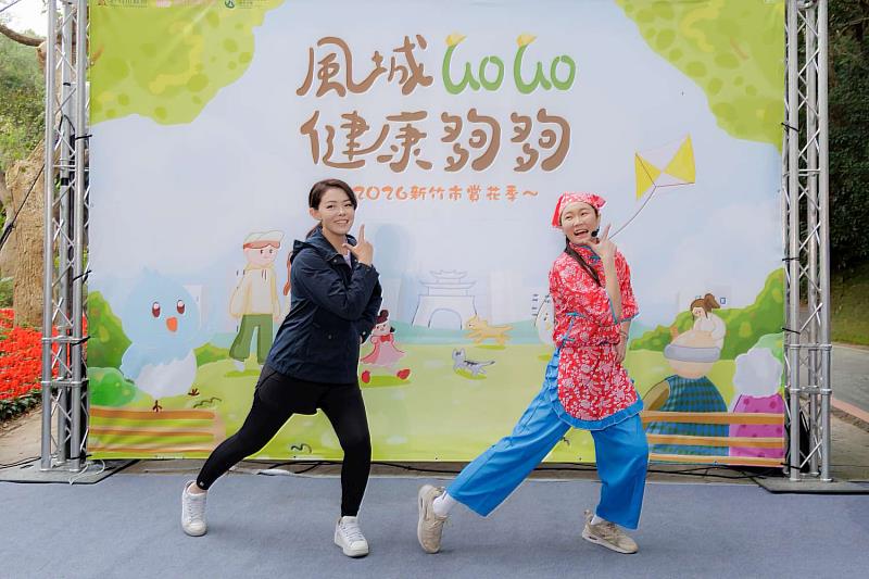 市長高虹安帶領民眾一起做熱身操。