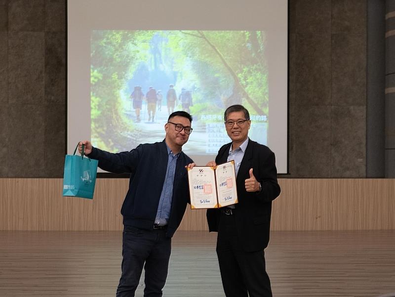 南臺科技大學副校長王振乾(右)於通識大師講座特致贈聘書及紀念品予修女也瘋狂創辦人蔡尚志(左)。