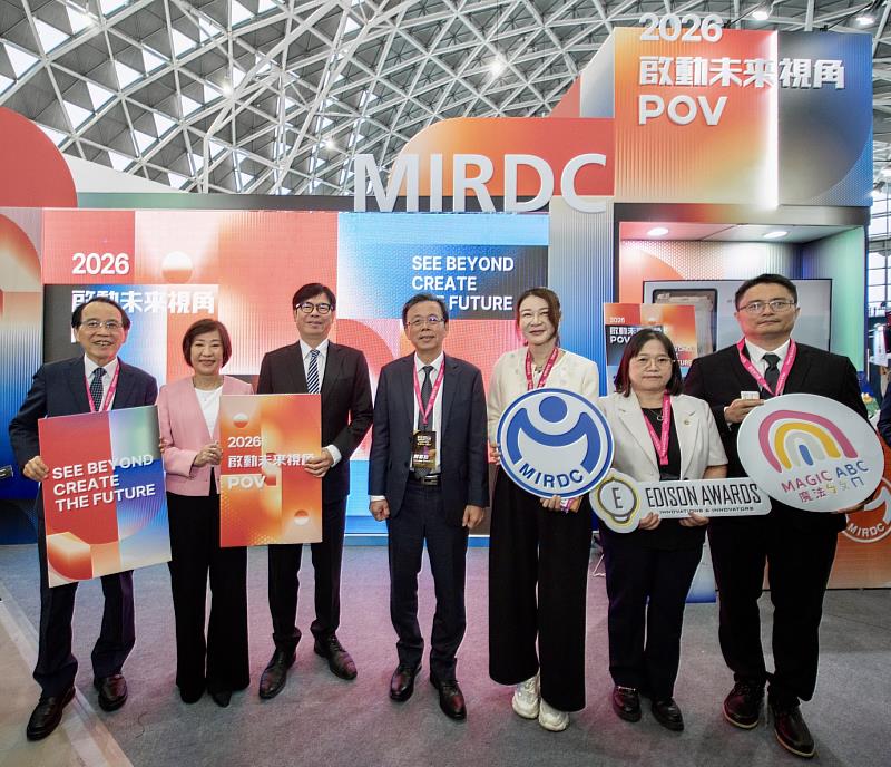 2026高雄智慧城市展，高雄市市長陳其邁(左3)、經濟部江文若政務次長（左2）率貴賓等參訪金屬中心展場，由金屬中心劉嘉茹董事長(右3)接待，共同體驗2026啟動未來新視角，探索科技生命力