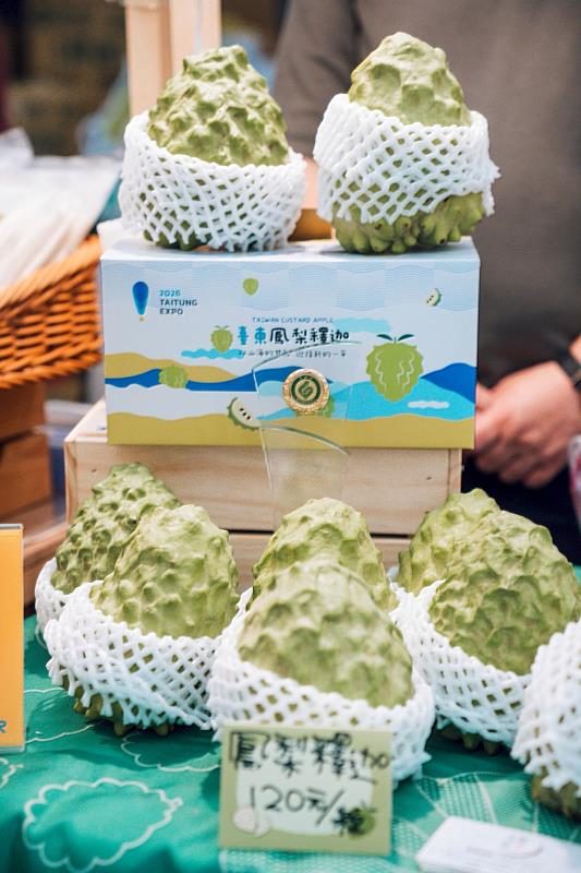 搭北捷 買臺東！鳳梨釋迦產地直送快閃北車 饒慶鈴為農友應援