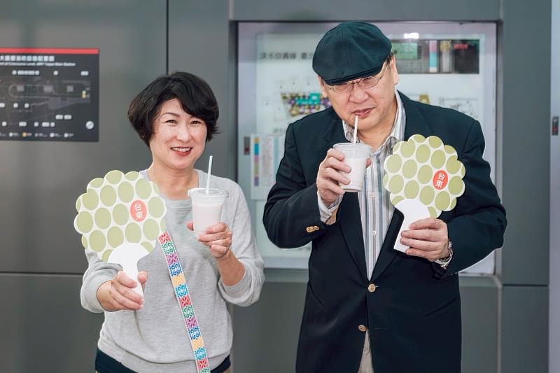 搭北捷 買臺東！鳳梨釋迦產地直送快閃北車 饒慶鈴為農友應援