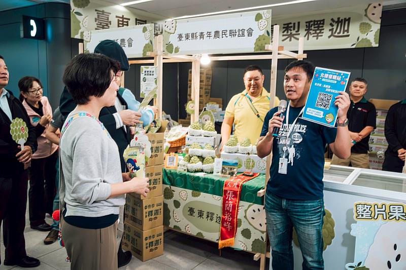 搭北捷 買臺東！鳳梨釋迦產地直送快閃北車 饒慶鈴為農友應援